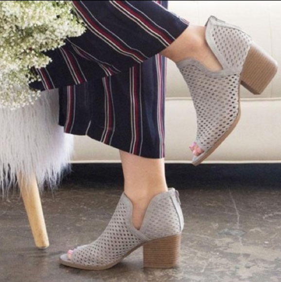 *1 LEFT!*🌷HP 9/18🌷 PERFORATED PEEP-TOE BOOTIES - Picture 6 of 7